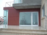 Fachada de Madera Compacto en Vivienda en Teis